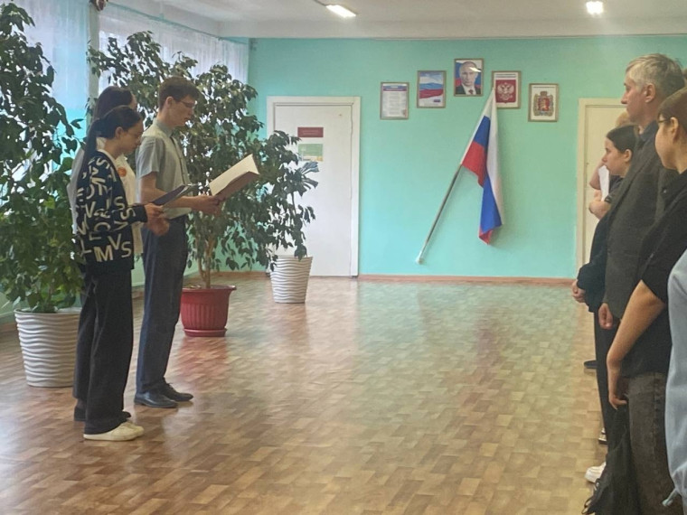 Сегодня, 19 апреля, в нашей школе прошла тематическая линейка, посвящённая Дню памяти о геноциде советского народа нацистами..